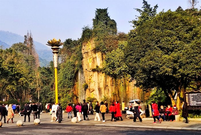 报国景区游人接踵而至