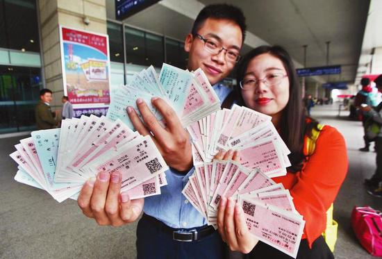 朱顺闯和女友保存了6年来的140张火车票 本报记者陈飞波摄