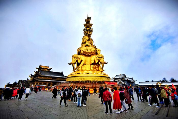 峨眉山金顶游人如织