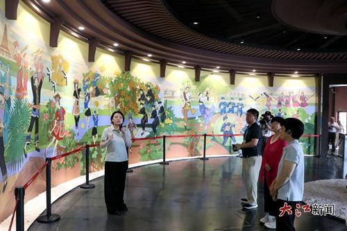 多彩壁画引人注目