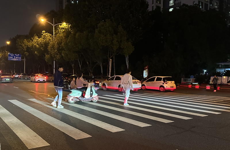 “智能斑马线”。滨湖家园供图