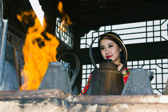 传统手工作坊里的美女