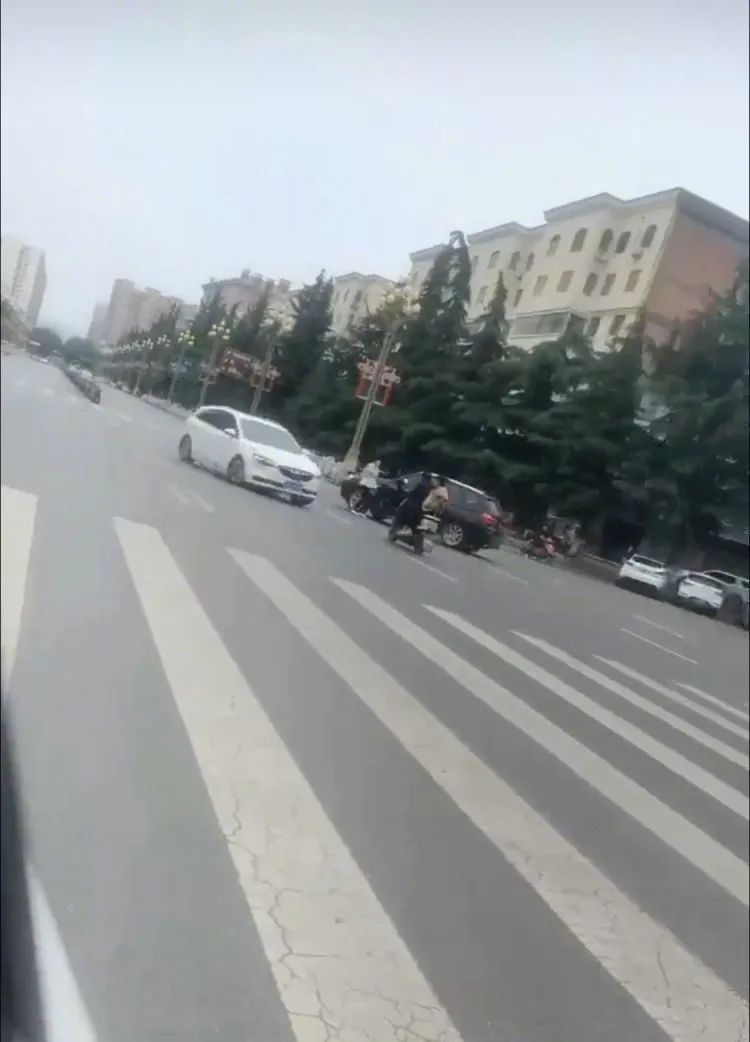 宝鸡一社区书记闹市飞车追撞女子,警方通报!
