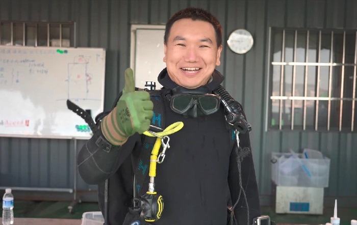穿戴好潜水装备即将下水的周强。(图片来源:山东省水下考古研究中心)