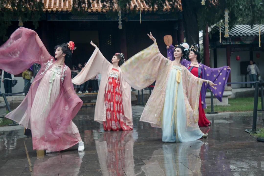 徐州博物馆乾隆行宫景区开展汉服巡游、舞蹈快闪活动,.jpg