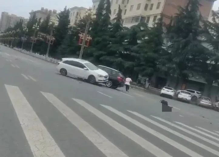 宝鸡一社区书记闹市飞车追撞女子,警方通报!