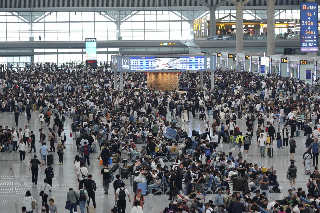 西安北站候車大廳內旅客正在候車。尤艇攝