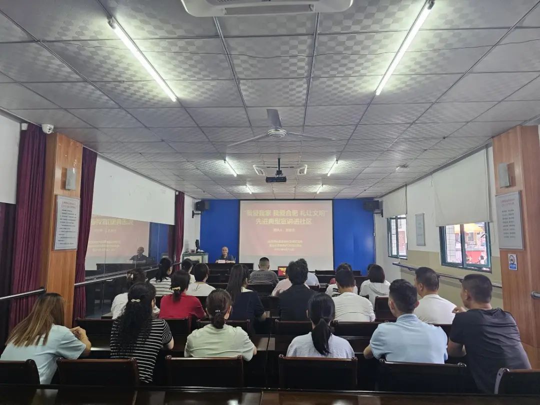 “中国好人”余忠杰走进社区进行文明宣传。包河区委宣传部供图