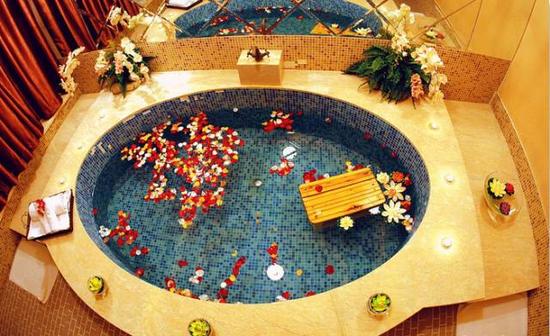 城投酒店温泉区域4380㎡,室内有SPA水疗池、漩涡浴、花瓣浴、精油浴、红酒浴、中药养生池等20多个特色泡池。