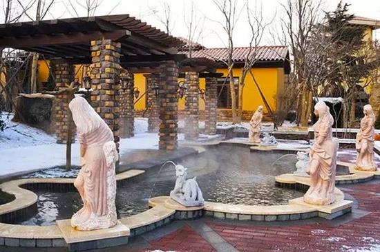 拥有青建温泉会所,配备丰富的餐饮产品和设施齐全的宴会厅、多功能会议厅和海水地热SPA养生中心。