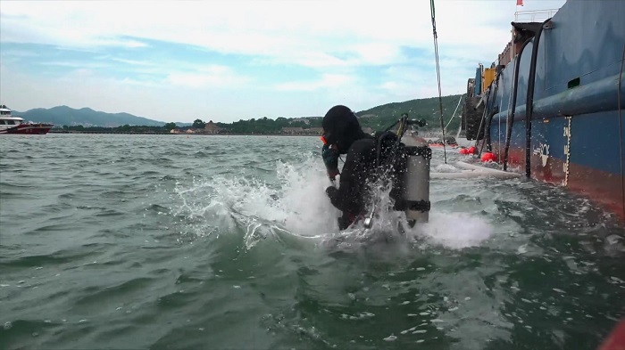 考古人员下水一瞬。(图片来源:山东省水下考古研究中心)