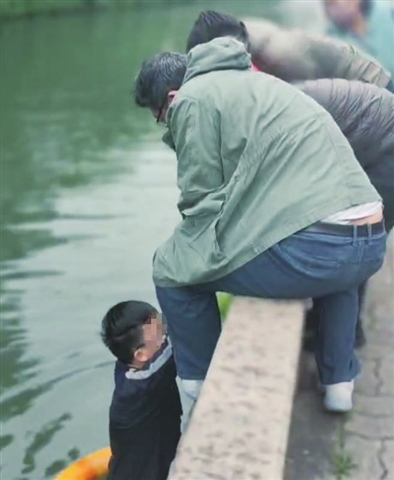 众人合力将落水者救起。 通讯员 潘玲恒摄