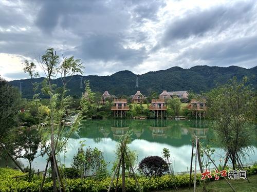 青山绿水环抱的特色民宿