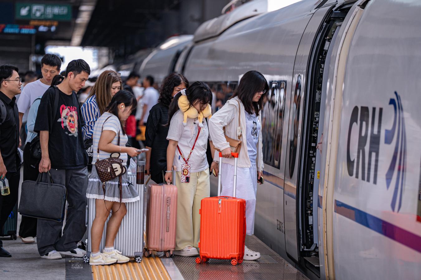 旅客在西安北站站台有序乘車。曹欣攝